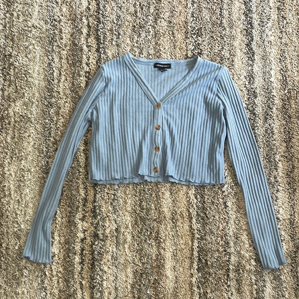Cropped Button Up Sweater. size Medium